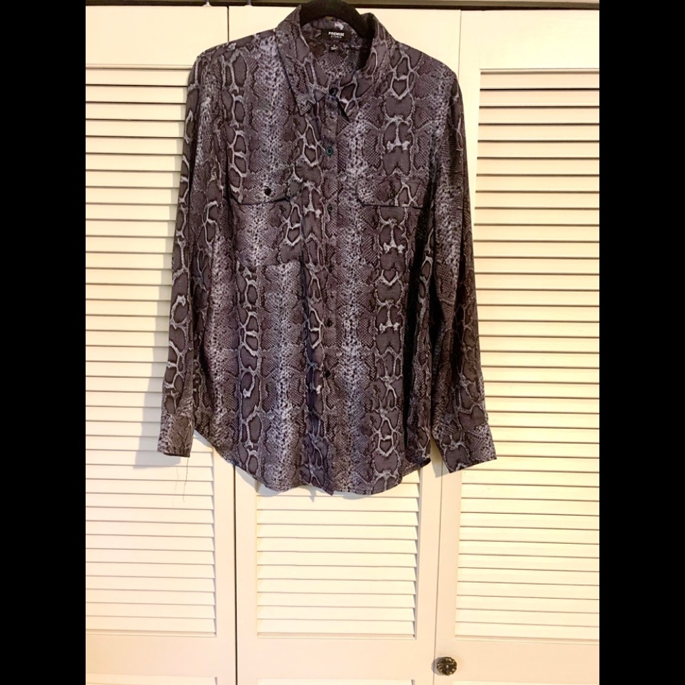 Blouse. Snake print.